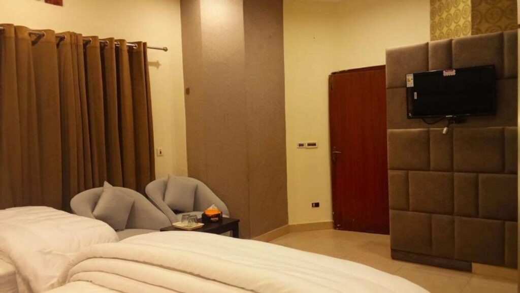 Expo Lodges Johar Town Lahore - Deluxe Triple Room